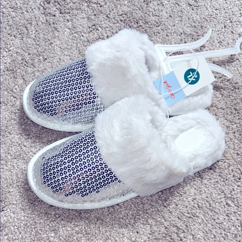 Cat & Jack Silver White Cozy plush Slippers size 6/7 new